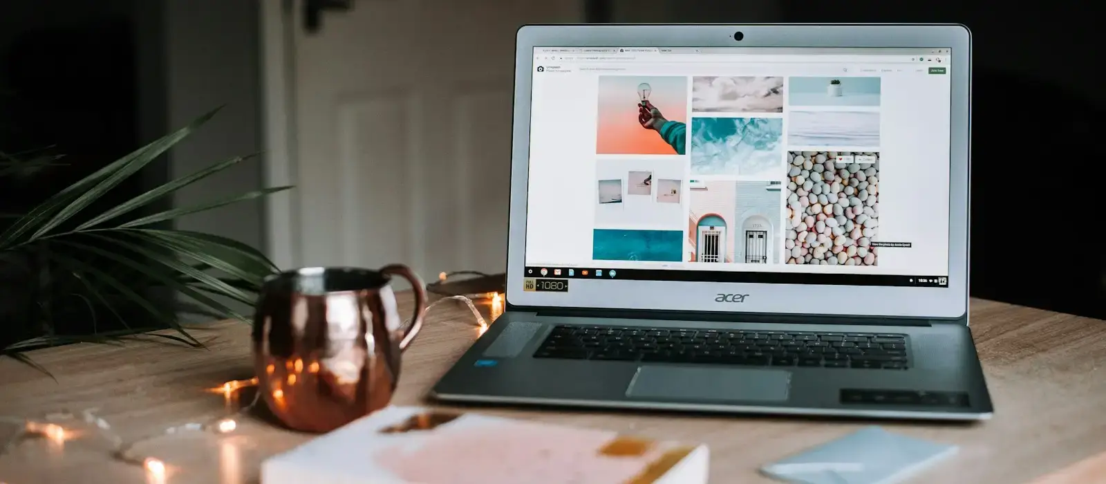 Portátil sobre una mesa de madera mostrando una página web en pantalla
